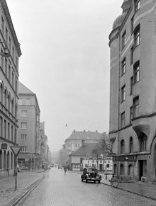 Surbrunnsgatan 16 vid hörnet av Birger Jarlsgatan. Shell bensinstation på Birger Jarlsgatan 87