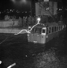Sundet mellan Lilla- och Stora Essingen. Buss på linje 96 bärgas efter olyckan på Stora Essingebron. (Krock med lastbil. Bussen störtade genom broräcket. 11 personer omkommer och 1 överlever)