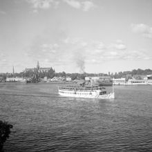 Ångbåten Saltsjön på Saltsjön utanför Djurgården. Galärvarvet och Nordiska Museet i bakgrunden