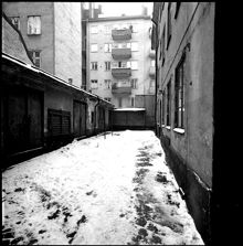 Jungfrugatan 10. Gården mot öster