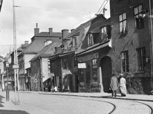 Sankt Paulsgatan österut från Ragvaldsgatan. Sankt Paulsgatan 11, 9, 7 och 5. Nummer 11 är Monteliuska huset från 1757