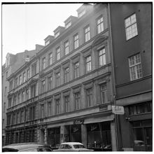 Grev Turegatan 49, i samma port ligger "Ellwi Atelje"