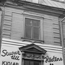 Drottninggatan 45. Fasadens mittparti med skyltar