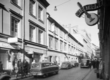 T.v. Mäster Samuelsgatan 42-40, kv. Putten, österut mot Malmskillnadsgatan. T.h. Widströms Musikhandel, Mäster Samuelsgatan 43. Här går numera Sveavägen norr om Sergels Torg