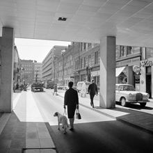 Slöjdgatan söderut från Hötorget. Mäster Samuelsgatan i fonden