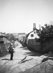 Lundagatan österut. Mannen står vid Lundagatan 8. T.h. ligger Lundagatan 13, kv. Harhuvudet Mindre. Här går nu Gamla Lundagatan, kv. Haren