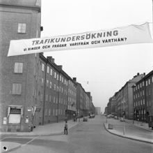 Torsgatan. Kartläggning av trafiken vid Solnabron. Bilister som passerar får senare ett telefonsamtal där de får svara på tre frågor; Vart körde ni och varifrån? Vad var ändamålet med färden?