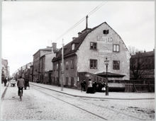 Hornsgatan österut från Rosenlundsgatan. Reklamskylt för vinhandel