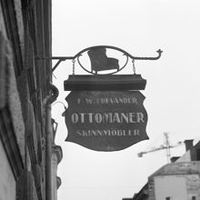 Smålandsgatan 42. F. W. Löfvanders skylt: Ottomaner, skinnmöbler