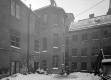 Mäster Samuelsgatan 42, gårdssidan. Här går numera Sveavägen norr om Sergels Torg