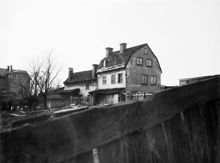 Från Duvnäsgatan mot gårdssidan av Åsögatan 100 och 102, dåv. kv. Barnängsbacken. Nuv. Åsögatan 200, kv. Lampan