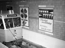 Medborgarplatsens tunnelbanestation. Reklamaffisch för Svenska Dagbladet