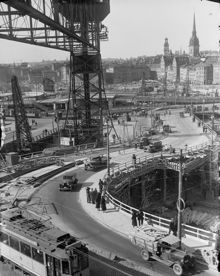 Vy mot norr över Slussen och gamla Katarinahissen under ombyggnad. I fonden Gamla Stan med Mälartorget och Kornhamnstorg.