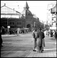 Östermalms saluhall från hörnet av Storgatan och Sibyllegatan