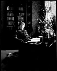 Porträtt av författarinnan Alfhild Agrell