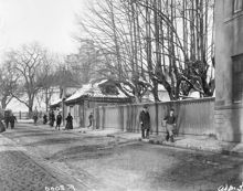 Drottninggatan vid kv. Kungsstenen. I hörnet av Drottninggatan och Kungstensgatan ligger Petit Café, kallat ""Petissan"", som flyttades till Skansen 1907. I fonden skymtar Observatoriet