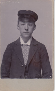 Förre kyparen Karl Johan Lidberg, 17 år - polisfotografi med keps