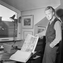 Per Anders Fogelström visar material ur sin Stockholmianasamling i bostaden på Styrmansgatan 27, 5 trappor