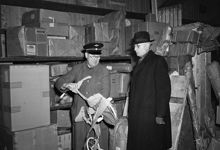 Julrusch på SJ:s godsutlämning. En paketerad barncykel hämtas ut