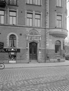 Lill Jans plan 5 vid hörnet av Valhallavägen. Del av fasaden
