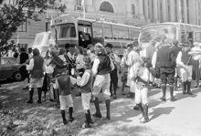 Reportage kring Kungabröllopet den 19 juni 1976. Spelmanslag vid Slottet