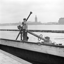 Vy från Söder Mälarstrand mot Stadshuset. Mats Lindgren poserar vid ankare