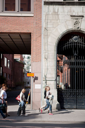 Ivan Oljelunds litterära skylt vid Fleminggatan 10.