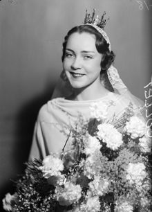 Porträtt av kvinna i bröllopsklänning, Collet