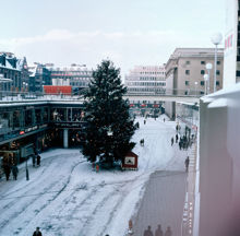 Sergelgatan mot Hötorget. Varuhusen PUB och Tempo, Konserthuset