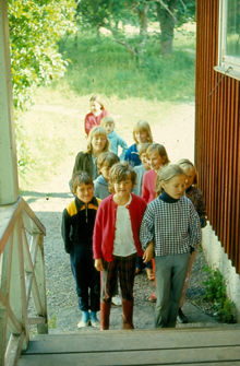 Barnens ö: Barn nedanför trappa