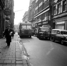 Buss på linje 55 på Regeringsgatan strax söder om Herkulesgatan.