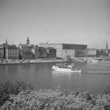 En ångbåt på Strömmen. Slottet och Gamla Stan i bakgrunden