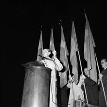 Jarl Hjalmarson, Högerpartiets partiledare, talar på högermöte utanför Råsundastadion