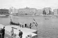Reportage kring Kungabröllopet den 19 juni 1976. Slupen Vasaorden lägger till vid Logårdstrappan. I bakgrunden fritidsbåtar på Norrström samt Grand Hotel