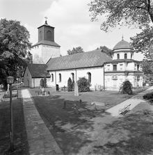 Spånga kyrka mot nordväst, med det Bondeska gravkoret