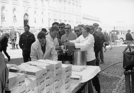 Källarmästare Sture Hansson och köksmästare Göte Eriksson bjuder filmsällskapet "The Monte-Carlo Rally and all that jazz" på lunch på Slottsbacken.