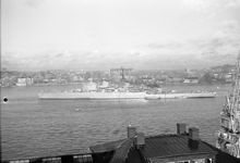 Strömmen. Vy mot Skeppsholmen/Kastellholmen (Nordiska museet i bakgrunden). Kryssaren Göta Lejon
