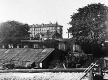 Bergianska trädgården, kv. Resedan. Christinedals växthus i nuv. korsningen mellan Dalagatan och Odengatan. Vy från söder mot Karlbergsvägen