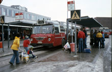 Busshållplats i Vällingby Centrum i februari 1977