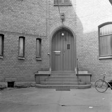 Östermalmsfängelset. Port med glugg
