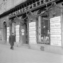 Götgatan 75. Skyltar vid Primus Petterssons Järnaffär
