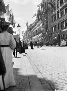 Arsenalsgatan västerut mot kv. Jakob Mindre. Nuvarande Gustav Adolfs Torg. Tredje huset från höger är Hotell Germania som låg i hörnet av Regeringsgatan