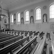 Katolska kyrkan. Kyrksalen med bänkrader