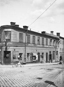 Nedre Slussgatan österut från Västra Slussgatan. Julius Sjögrens Järnaffär