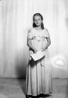 Porträtt av sångerskan Tatiana Angelini. (Tatiana Angelini har bl a givit röst åt Snövit i den svenska originalversionen av Walt Disneyfilmen Snövit och de sju dvärgarna 1938.)