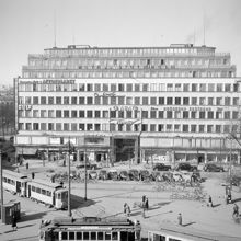 Norrmalmstorg västerut mot Norrmalmstorg 1. Spårvagnar, bilar och cyklar på torget