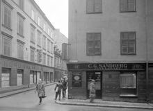 Mäster Samuelsgatan 47 vid hörnet av Beridarbansgatan söderut. T.v. ligger numera femte höghuset, Mäster Samuelsgatan 45, kv. Stigbygeln