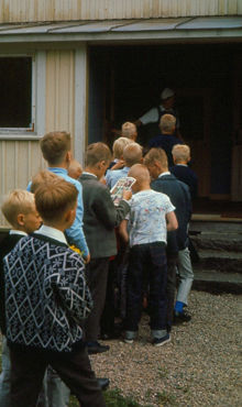 Barnens ö: Pojkar på led