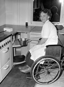 Paternostervägen. Birgit Lindeberg i ett av de nya husen för rörelsehindrade