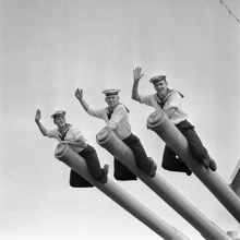 Djurgården. Kustflottans kryssare "Tre kronor". Hans Rydberg, Börje Svensson och Kjell Arne Löfdahl sitter på kanonerna på kryssarens trippeltorn förom bryggan
